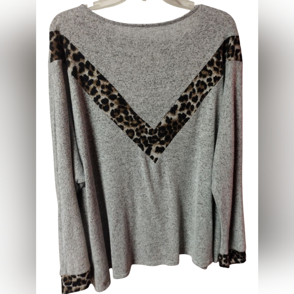 M7) Gray Leopard Print Accent Long Sleeve Top – Size 2X